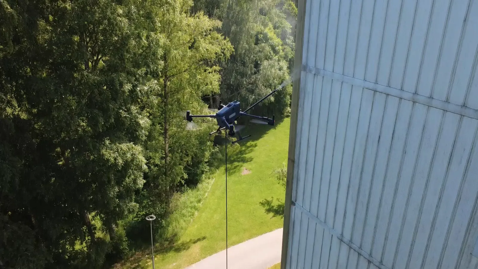 Drönare som tvättar en fasad från luften